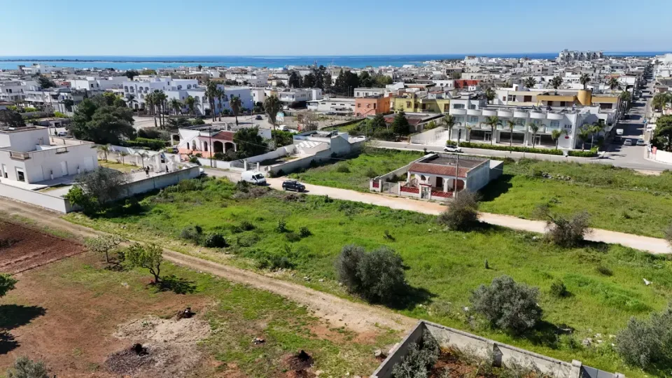 Exterior of the detached villa for sale in Porto Cesareo, arranged as two independent units