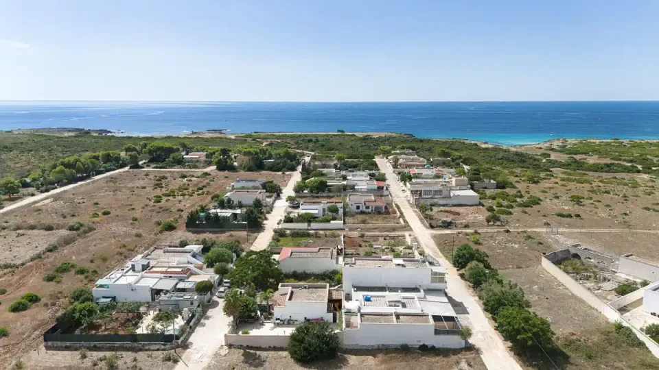 Exterior of the villa for sale in Punta Prosciutto, Porto Cesareo, seen from the garden